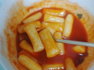 유비쿡 컵떡볶이 매운컵떡볶이2개/ 짜장컵떡볶이 2개  총 4개세트 — 5점을 준 리뷰어가 2021년 6월 올린 사용 사진