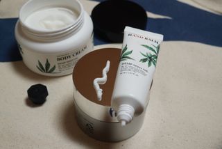 버텍스넘버원 버텍스 넘버원 햄프씨드오일 핸드밤, 바디크림 — 5점을 준 리뷰어가 2022년 3월 올린 사용 사진