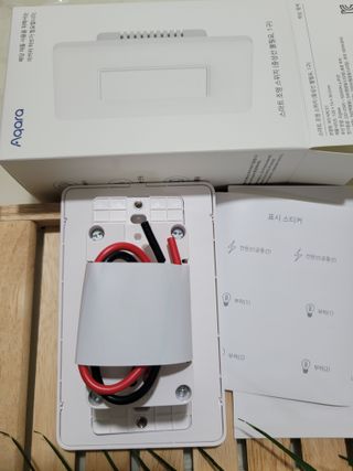 아카라 조명 스위치를 누워서 끄는 방법 (스마트 조명 스위치 2구 + 무선 리모트 스위치 1구 T1, 스마트 허브 E1) — 5점을 준 리뷰어가 2021년 12월 올린 사용 사진