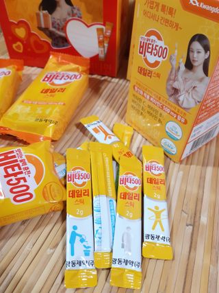 광동생활건강 [제니에디션] 비타500데일리스틱 gift set 60포+제니굿즈 3종+쇼핑백 — 5점을 준 리뷰어가 2021년 11월 올린 사용 사진