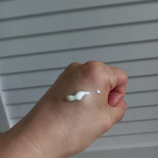 틱톡 [후르디아] 백탁NO! 화잘먹 수분광 선 에센스✨ — 5점을 준 리뷰어가 2023년 5월 올린 사용 사진