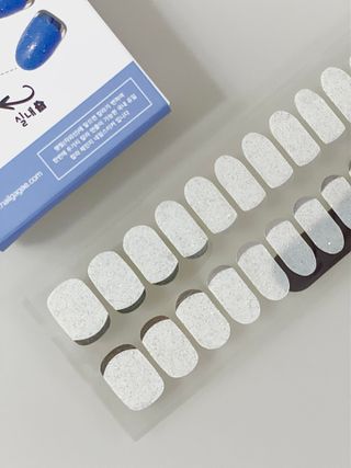 [네일가게] 햇빛에 닿으면 색이 변하는 신기한 햇살 반전 네일스티커_B — 5점을 준 리뷰어가 2021년 8월 올린 사용 사진