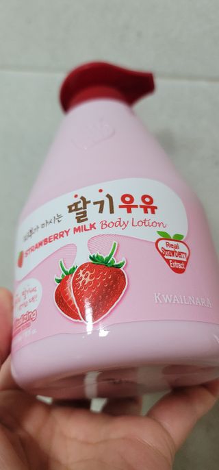 [과일나라] 피부가 마시는 딸기우유 바디클렌저&바디로션 — 5점을 준 리뷰어가 2022년 10월 올린 사용 사진