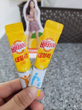 광동생활건강 [제니에디션] 비타500데일리스틱 gift set 60포+제니굿즈 3종+쇼핑백 — 5점을 준 리뷰어가 2021년 11월 올린 사용 사진