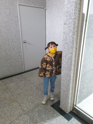 [블루 본 아이노우] 유아용 컬러마스크 40 PCS SET 2중 택 1 — 5점을 준 리뷰어가 2021년 4월 올린 사용 사진
