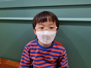 위케어 KF80 중형마스크 화이트 20매 초등학생 마스크 국산 — 4점을 준 리뷰어가 2021년 4월 올린 사용 사진