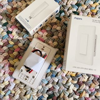 아카라 조명 스위치를 누워서 끄는 방법 (스마트 조명 스위치 2구 + 무선 리모트 스위치 1구 T1, 스마트 허브 E1) — 2.5점을 준 리뷰어가 2021년 12월 올린 사용 사진