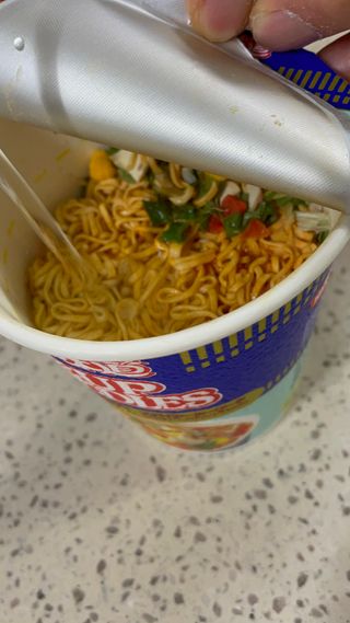 NISSIN 닛신 컵누들  4종 - 씨푸드오리지날, 씨푸드 스파이시, 씨푸드 커리, 씨푸드 XO소스 — 5점을 준 리뷰어가 2022년 3월 올린 사용 사진