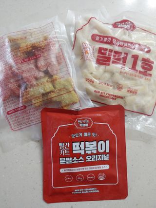 빨간키트 떡볶이 밀키트 2~3인분 매운맛 국물 떡볶이 만들기 쉬운 황금 레시피 분말 소스로 간편한 요리 — 5점을 준 리뷰어가 2021년 10월 올린 사용 사진