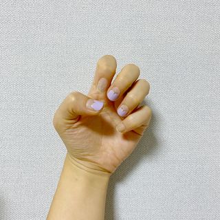 [네일가게] 햇빛에 닿으면 색이 변하는 신기한 햇살 반전 네일스티커 — 4.5점을 준 리뷰어가 2021년 8월 올린 사용 사진