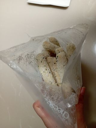 디케이식품(주) 고르곤졸라&모짜렐라 치즈스틱 400g — 5점을 준 리뷰어가 2023년 3월 올린 사용 사진