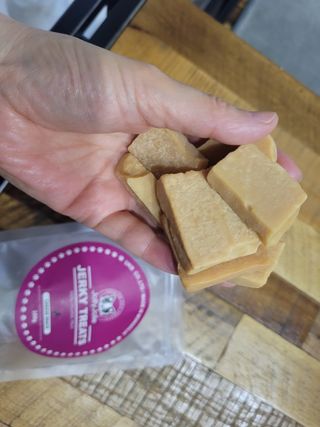 [졸리졸리] 애견 치즈스틱 (HORSE MILK CHEESE) — 5점을 준 리뷰어가 2023년 1월 올린 사용 사진