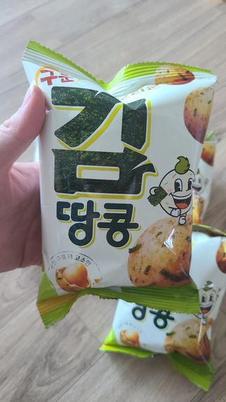 오리온 오징어땅콩의 짭짤고소 신제품, 구운김땅콩 — 5점을 준 리뷰어가 2022년 5월 올린 사용 사진