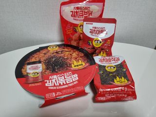 [서울시스터즈] CU 김치 4총사 세트-김치볶음밥, 김치큐브닭, 김치바삭김, 김치아몬드 — 3점을 준 리뷰어가 2021년 10월 올린 사용 사진
