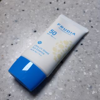 틱톡 [후르디아] 백탁NO! 화잘먹 수분광 선 에센스✨ — 5점을 준 리뷰어가 2023년 8월 올린 사용 사진