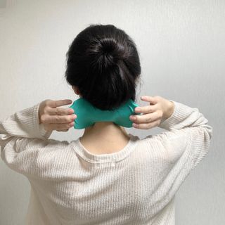힐니스북 [힐마이넥]   거북목 통증완화를 위한 휴대용 목 안마기 — 4점을 준 리뷰어가 2022년 12월 올린 사용 사진