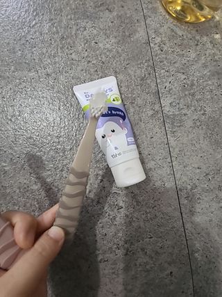 닥터데디스 안심저불소 키즈치약 (라즈베리, 청포도향 중 택 1) 60g +  여행용 미니 치약 15g — 5점을 준 리뷰어가 2022년 8월 올린 사용 사진