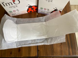아임오 유기농 생리대 중형 14개입 + 오버나이트 6개입 + 쿠폰북 — 5점을 준 리뷰어가 2021년 8월 올린 사용 사진
