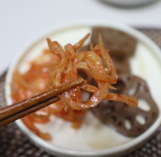 하나마이 [마마쿡] 전 청와대 천상현 셰프의 밑반찬  5종세트(소고기 장조림+연근조림+진미채+간장김자반+새우김자반) — 5점을 준 리뷰어가 2023년 4월 올린 사용 사진