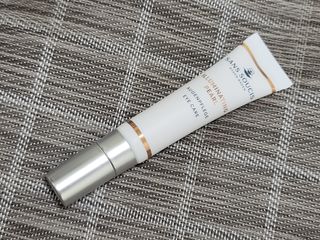 산수시 일루미네이팅 펄 영양 다크서클 스틱 아이 크림 케어 15ml — 3.5점을 준 리뷰어가 2021년 6월 올린 사용 사진