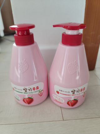 [과일나라] 피부가 마시는 딸기우유 바디클렌저&바디로션 — 5점을 준 리뷰어가 2022년 10월 올린 사용 사진
