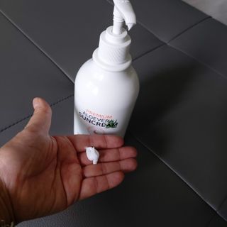 [닥터문] 프리미엄 알로에베라 선크림 500ml — 4점을 준 리뷰어가 2022년 7월 올린 사용 사진