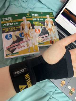 반테린서포터 손목 — 5점을 준 리뷰어가 2022년 4월 올린 사용 사진