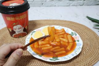 유비쿡 컵떡볶이 매운컵떡볶이2개/ 짜장컵떡볶이 2개  총 4개세트 — 5점을 준 리뷰어가 2021년 7월 올린 사용 사진