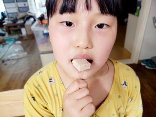 연말/새해선물 딸기 초콜릿 종착역, 건딸기가 상큼하게 씹히는 카카올라 딸기생초콜릿 — 5점을 준 리뷰어가 2021년 10월 올린 사용 사진