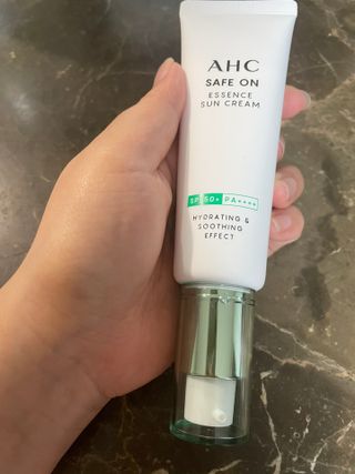 [AHC] 세이프온 에센스 선크림 올리브영 스페셜 증정 기획세트 — 4.5점을 준 리뷰어가 2022년 6월 올린 사용 사진