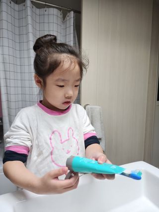 치과에서 쓰는 치약 _ 라벨제로 저불소 꼬마, 키즈, 유아, 베이비, 주니어 안전한 어린이치약 — 5점을 준 리뷰어가 2022년 11월 올린 사용 사진