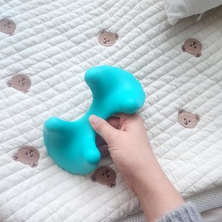 힐니스북 [힐마이넥]   거북목 통증완화를 위한 휴대용 목 안마기 — 5점을 준 리뷰어가 2022년 12월 올린 사용 사진