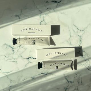 멈칫(MUMCHIT) 넥퍼퓸 NECKPERFUME 2가지 향 — 5점을 준 리뷰어가 2021년 11월 올린 사용 사진