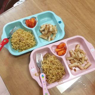 더밥  고추마녀 라볶이 +  나이스미 무설탕 현미후레이크 — 5점을 준 리뷰어가 2021년 10월 올린 사용 사진