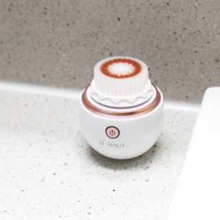 디하우트 랩 디하우트랩 클렌징 피부관리기 진동클렌저 실리콘+2종 인조모 브러시 — 5점을 준 리뷰어가 2021년 11월 올린 사용 사진