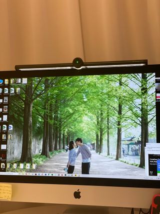 TOMO GRAPHY 나 있을땐 환한 조명 나 없을땐 확실한 살균 ★ DESK LIGHT & STERILIZER [ON] ★ — 5점을 준 리뷰어가 2021년 11월 올린 사용 사진