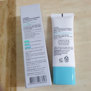 리더스코스메틱 리더스 카밍 바이오틱스 선 에센스 SPF 50+ PA++++ — 5점을 준 리뷰어가 2022년 5월 올린 사용 사진