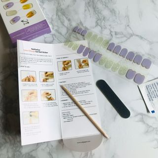 [네일가게] 햇빛에 닿으면 색이 변하는 신기한 햇살 반전 네일스티커 — 3.5점을 준 리뷰어가 2021년 8월 올린 사용 사진