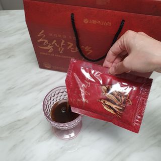 서울약사신협_프리미엄 6년근 홍삼진액_70mlx30포 — 5점을 준 리뷰어가 2021년 2월 올린 사용 사진