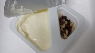 남양유업 또깍 접어 떠먹는 불가리스 2종 — 5점을 준 리뷰어가 2021년 1월 올린 사용 사진