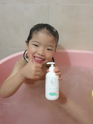 mom e 맘이 내추럴 베이비 케어 샴푸앤바스+로션 — 5점을 준 리뷰어가 2021년 1월 올린 사용 사진