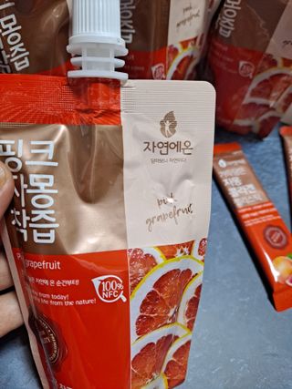 자연에온 핑크 자몽 착즙 100mL 10개입 1BOX +가 득담은 자몽 콜라겐 젤리스틱 1BOX — 5점을 준 리뷰어가 2021년 6월 올린 사용 사진