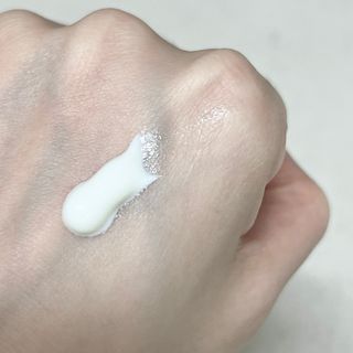 틱톡 [후르디아] 백탁NO! 화잘먹 수분광 선 에센스✨ — 5점을 준 리뷰어가 2023년 7월 올린 사용 사진