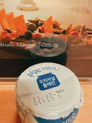 매일바이오 그릭요거트 오리지널 플레인 4개, 로스터리 커피믹스 4개 — 4.5점을 준 리뷰어가 2021년 12월 올린 사용 사진