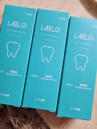 치과에서 쓰는 치약 _ 라벨제로 저불소 꼬마, 키즈, 유아, 베이비, 주니어 안전한 어린이치약 — 5점을 준 리뷰어가 2022년 10월 올린 사용 사진