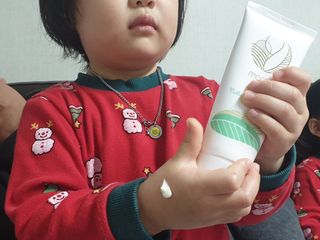 mom e 맘이 내추럴 베이비 케어 크림+바디오일 — 4.5점을 준 리뷰어가 2021년 1월 올린 사용 사진