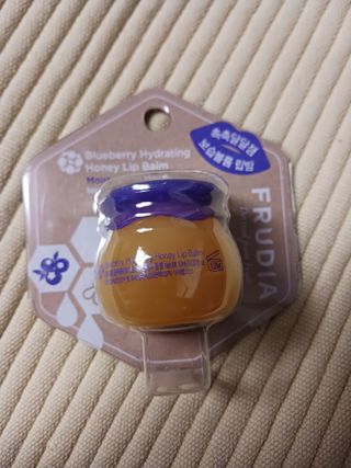 틱톡 [후르디아] 튼입술해결템 올리브영 블루베리 하이드레이팅 허니 립밤 — 5점을 준 리뷰어가 2023년 11월 올린 사용 사진