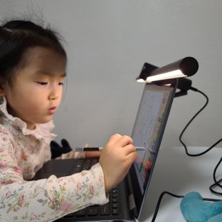TOMO GRAPHY 나 있을땐 환한 조명 나 없을땐 확실한 살균 ★ DESK LIGHT & STERILIZER [ON] ★ — 5점을 준 리뷰어가 2022년 1월 올린 사용 사진