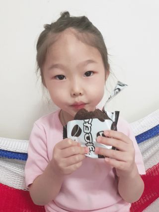 롯데제과 까망카스타드 더블초코 — 5점을 준 리뷰어가 2021년 5월 올린 사용 사진