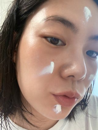 [AHC] 세이프온 에센스 선크림 올리브영 스페셜 증정 기획세트 — 5점을 준 리뷰어가 2022년 6월 올린 사용 사진